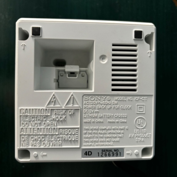 SONY Digital Dual Alarm Clock FM / AM Radio - Model ICF-C1T - White - Picture 6 of 10